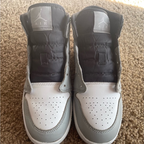Jordan 1 Mid Light Smoke Grey Size 6.5 Youth’s 8 Women’s